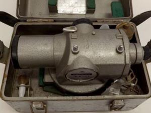 倉庫で眠っている 測量機器