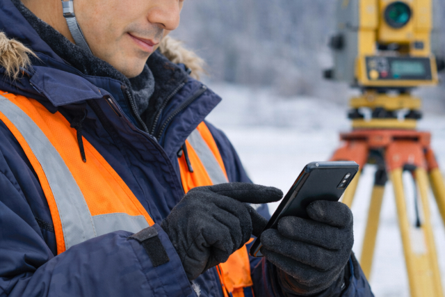 スマホで簡単査定依頼をしている様子